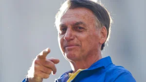 Bolsonaro tenta eleger três filhos, dois cunhados, irmão, atual e ex-mulher