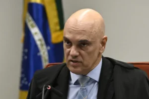 Moraes volta a pedir que PGR se manifeste sobre arma de Bolsonaro
