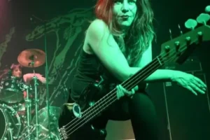 Morre Jennifer Finch, da banda L7, 5 dias após revelar câncer agressivo