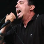 Morre Lou Koller, vocalista da banda de punk hardcore Sick Of It All, aos 59 anos