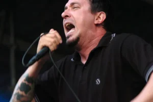 Morre Lou Koller, vocalista da banda de punk hardcore Sick Of It All, aos 59 anos