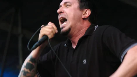 Morre Lou Koller, vocalista da banda de punk hardcore Sick Of It All, aos 59 anos