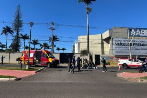 Motociclista é intubada após acidente na Avenida Carlos Borges