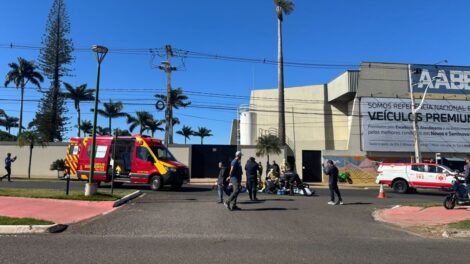 Motociclista é intubada após acidente na Avenida Carlos Borges