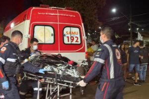 Motociclista morre após bater em meio fio e ser arremessado contra árvore, em Maringá