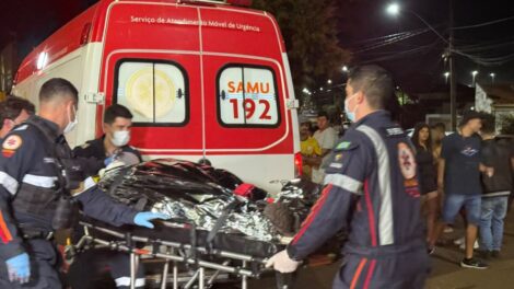 Motociclista morre após bater em meio fio e ser arremessado contra árvore, em Maringá