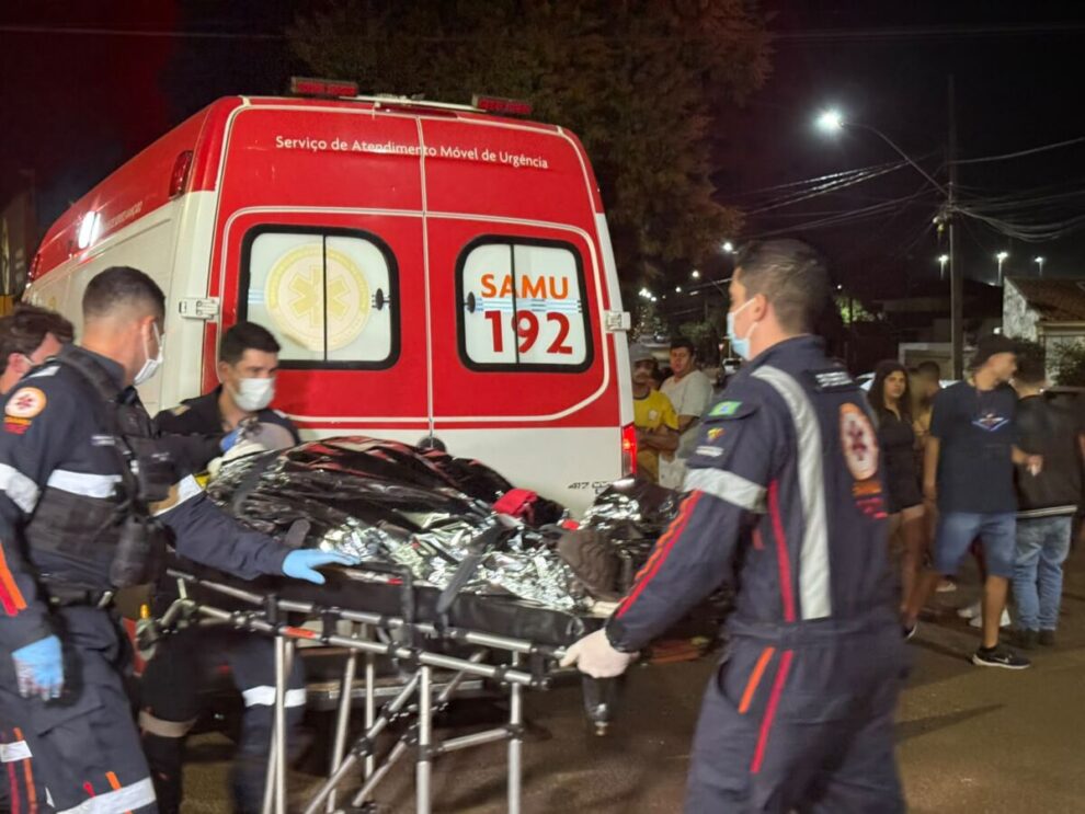 Motociclista morre após bater em meio fio e ser arremessado contra árvore, em Maringá