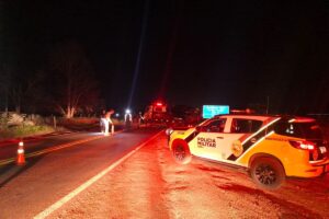 Motociclista morre após batida frontal em rodovia da região; motorista do carro fugiu