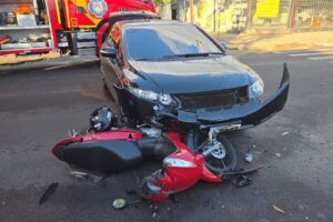 Motociclista vai parar embaixo de carro após acidente na Vila Operária, em Maringá