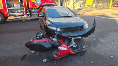 Motociclista vai parar embaixo de carro após acidente na Vila Operária, em Maringá