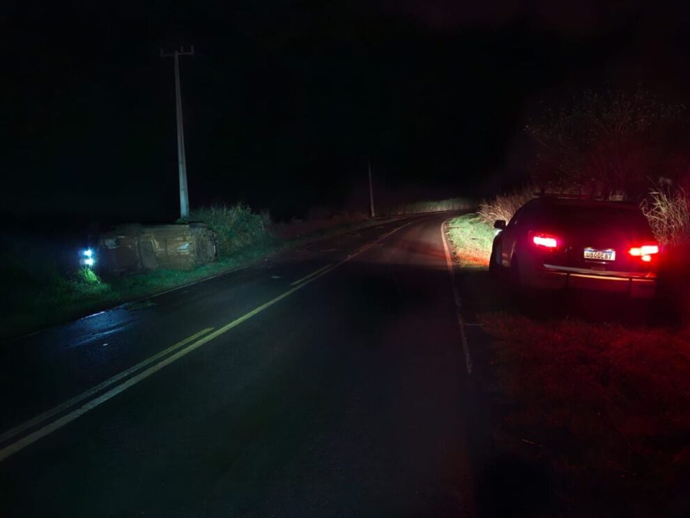 Motorista fica ferido após capotamento às margens da rodovia PR-552 em Mandaguaçu
