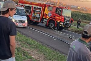 Motorista fica preso às ferragens após colisão entre caminhões na BR-376, em Maringá