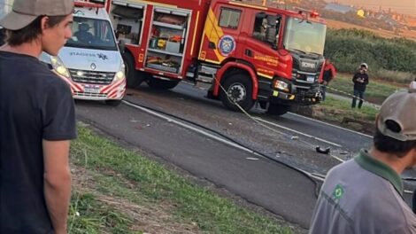 Motorista fica preso às ferragens após colisão entre caminhões na BR-376, em Maringá