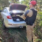 Motorista usa fumaça e foge pela contramão na PR-323, mas abandona carro com 450 kg de drogas; VÍDEO