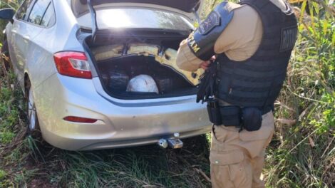 Motorista usa fumaça e foge pela contramão na PR-323, mas abandona carro com 450 kg de drogas; VÍDEO