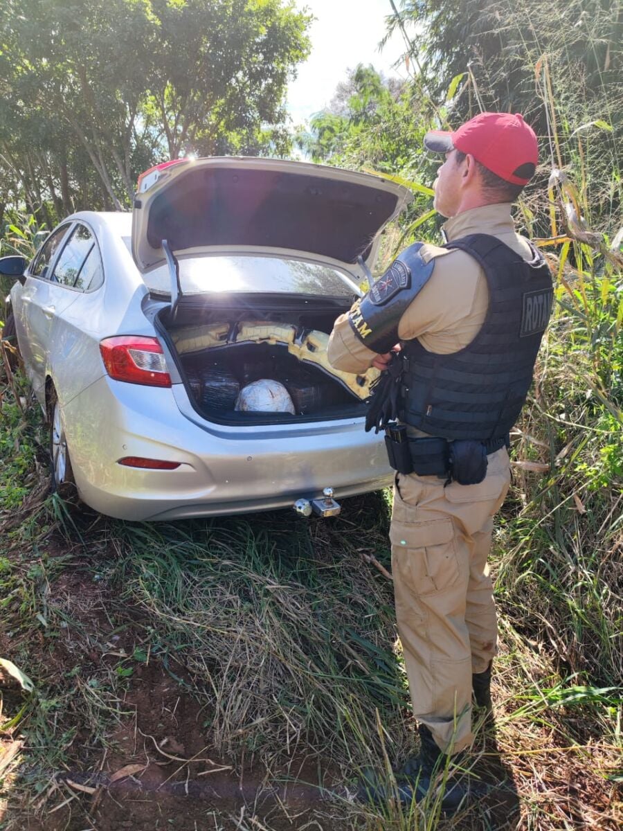 Motorista usa fumaça e foge pela contramão na PR-323, mas abandona carro com 450 kg de drogas; VÍDEO