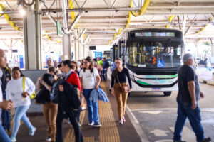 Motoristas do transporte coletivo de Maringá e região aprovam indicativo de greve