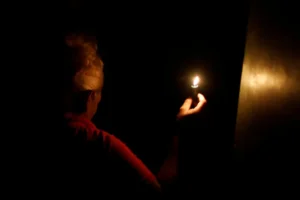 Mulher fica cinco anos sem energia elétrica em casa após vingança do ex