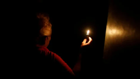 Mulher fica cinco anos sem energia elétrica em casa após vingança do ex