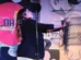 Mulher invade show, ofende humorista e arremessa cadeira no palco
