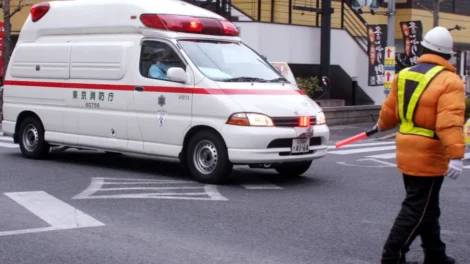 Mulher morre após ser atingida por homem que caiu de prédio no Japão