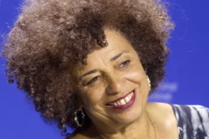 Na Flip, Angela Davis diz que Brasil não pode eleger Bolsonaros