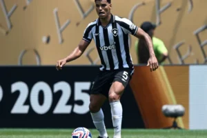 Na mira do Palmeiras, Danilo posta e marca data para retorno ao Botafogo