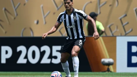 Na mira do Palmeiras, Danilo posta e marca data para retorno ao Botafogo