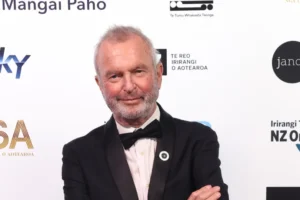 Nicole Kidman e diretor de 'Jurassic World' lamentam morte de Sam Neill