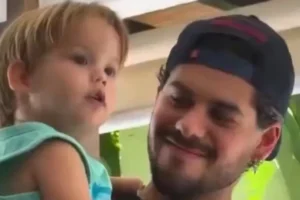 No colo de Zé Felipe, filho é incentivado a dizer “pau” e gera revolta