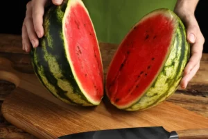 O erro ao cortar melancia que pode colocar sua saúde em risco