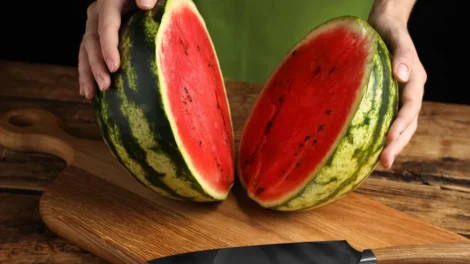 O erro ao cortar melancia que pode colocar sua saúde em risco