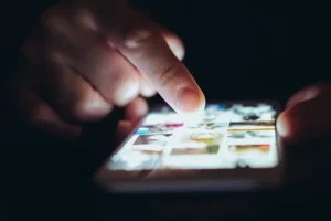 Os 5 truques simples para poupar os olhos da tela do celular