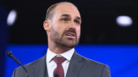 PF encerra processo e decide demitir Eduardo Bolsonaro por abandono de cargo