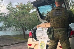 PM recupera veículo furtado e apreende 1.500 pacotes de cigarros contrabandeados em Umuarama