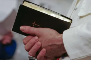 Padre é nomeado exorcista em SP, e arquidiocese cita necessidades espirituais