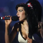 Pai de Amy Winehouse é condenado a pagar R$ 6,5 milhões a amigas da cantora