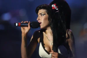 Pai de Amy Winehouse é condenado a pagar R$ 6,5 milhões a amigas da cantora
