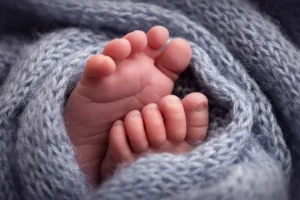 Pai esconde bebê intoxicada por cocaína em bolsa e foge de hospital