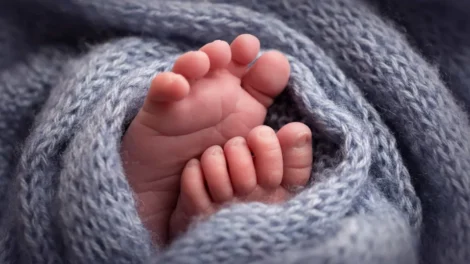 Pai esconde bebê intoxicada por cocaína em bolsa e foge de hospital
