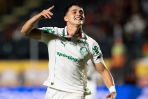 Palmeiras goleia o Vitória e dispara na liderança do Brasileirão