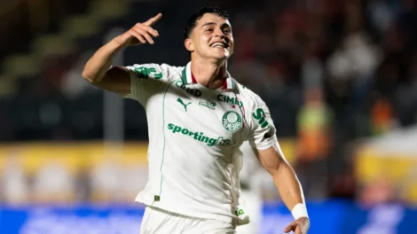 Palmeiras goleia o Vitória e dispara na liderança do Brasileirão