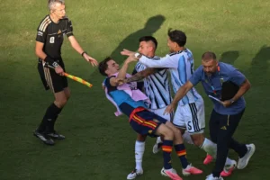 "Paredes teve sorte de eu não estar em campo", diz Ibrahimovic