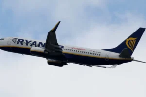 Passageiro é sugado para fora de janela em voo da Ryanair