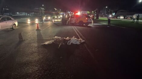 Pedestre morre após ser atropelado por caminhão na Avenida Cristóvão Colombo, em Marialva