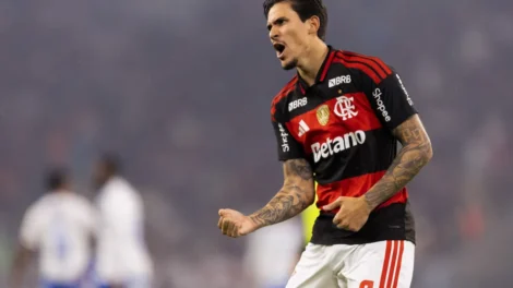 Pedro dá show, Flamengo goleia Chapecoense e não deixa Palmeiras disparar