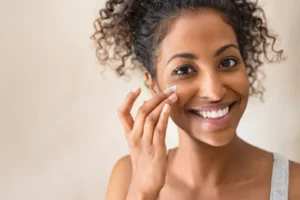 Pele preta exige atenção no inverno para evitar ressecamento e manchas