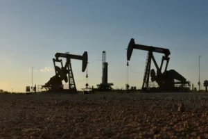 Petróleo dispara após Trump declarar fim do cessar-fogo com Irã