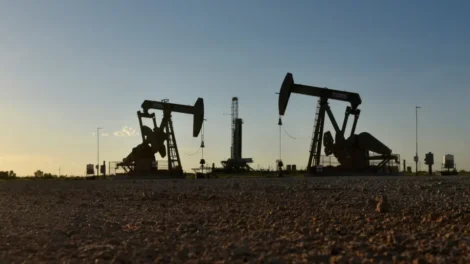 Petróleo dispara após Trump declarar fim do cessar-fogo com Irã