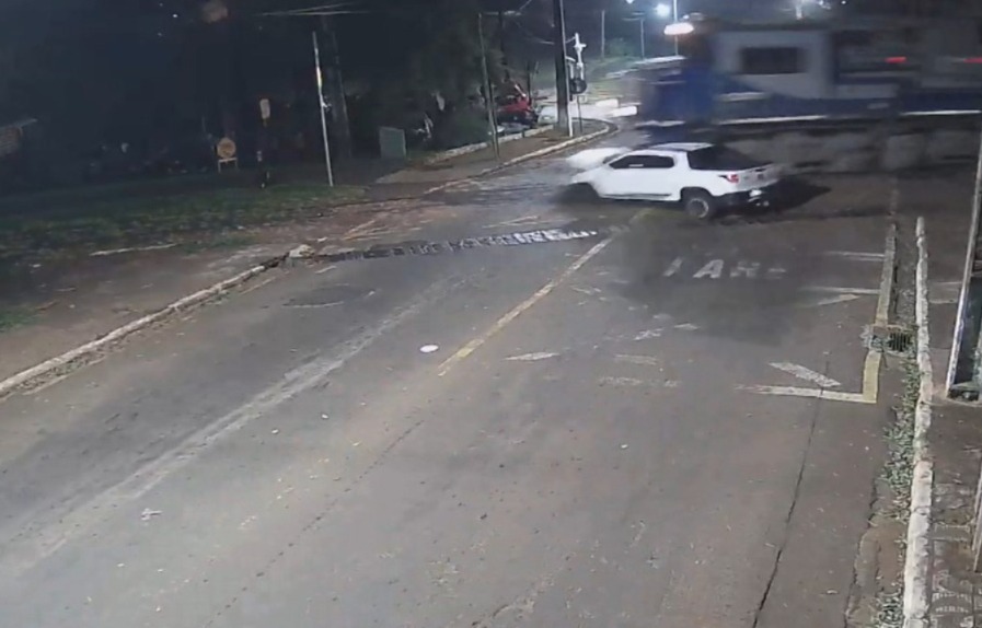 Picape tenta atravessa linha férrea e acaba atingida por trem na região de Maringá